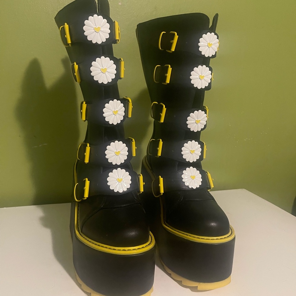 YRU Black Daisy Dune Platform